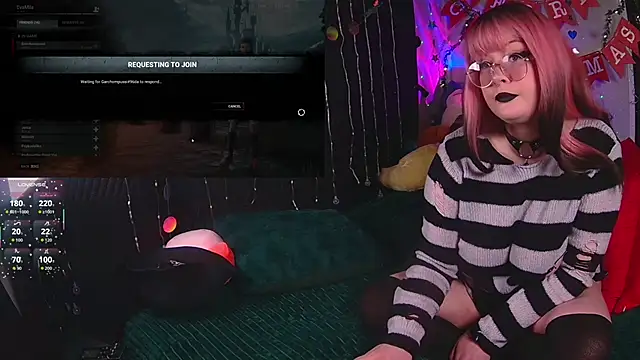 Snapshot of evamila chatting on 11-19-25, 01:49 evamila online show from 11-19-25, 01:49