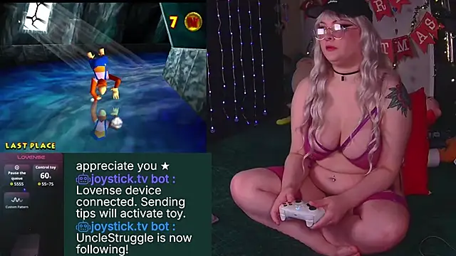 Snapshot of evamila chatting on 11-28-25, 12:24 evamila online show from 11-28-25, 12:24