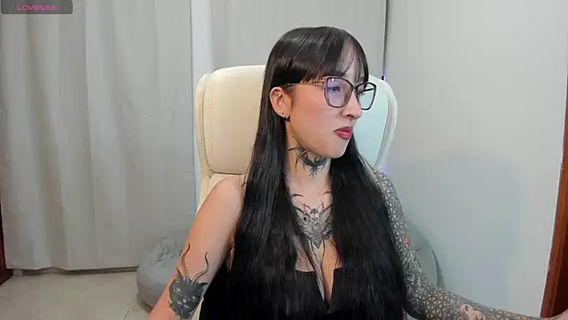 Snapshot of xisisxx chatting on 01-18-25, 11:44 xisisxx online show from 01-18-25, 11:44