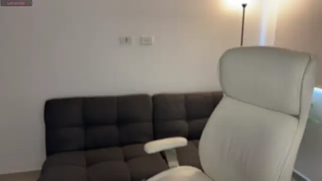 Snapshot of xisisxx chatting on 10-15-25, 08:53 xisisxx online show from 10-15-25, 08:53