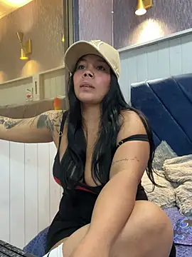 Snapshot of EmilyQueen3x chatting on 03-05-25, 04:24 EmilyQueen3x online show from 03-05-25, 04:24