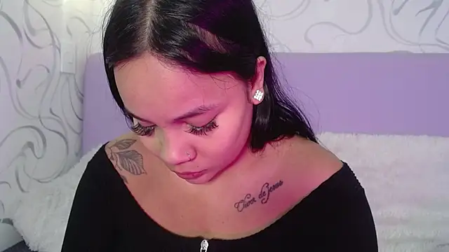 Snapshot of EmilyQueen3x chatting on 11-05-25, 02:39 EmilyQueen3x online show from 11-05-25, 02:39