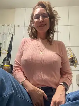 Snapshot of RAIRAsexy chatting on 09-28-25, 01:22 RAIRAsexy online show from 09-28-25, 01:22