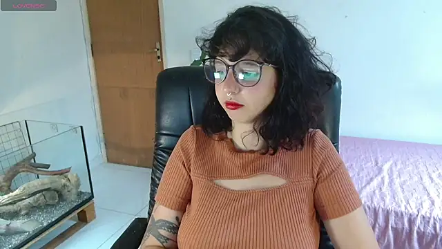 Snapshot of myamillor chatting on 10-15-25, 11:21 myamillor online show from 10-15-25, 11:21