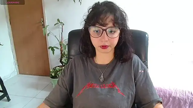 Snapshot of myamillor chatting on 10-31-25, 01:01 myamillor online show from 10-31-25, 01:01