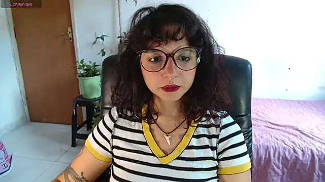 Snapshot of myamillor chatting on 11-21-25, 12:37 myamillor online show from 11-21-25, 12:37