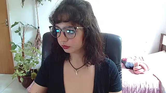 Snapshot of myamillor chatting on 12-20-25, 01:29 myamillor online show from 12-20-25, 01:29