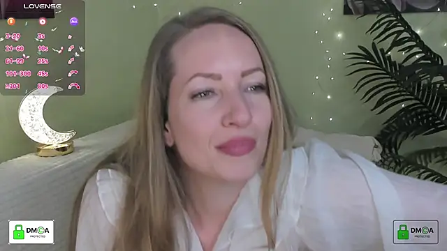 Snapshot of Queenymel chatting on 06-17-26, 01:12 Queenymel online show from 06-17-26, 01:12