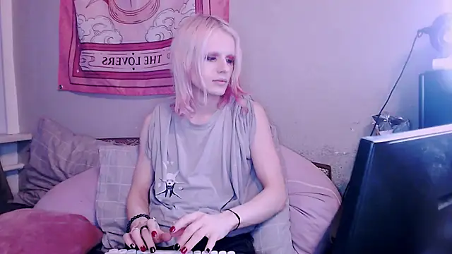 Snapshot of Alien_Bella chatting on 12-18-25, 12:55 Alien Bella online show from 12-18-25, 12:55