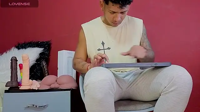 TomLover 12 online show from 10-22-25, 10:42