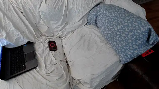 Snapshot of EmoDream1998 chatting on 01-08-25, 06:31 EmoDream1998 online show from 01-08-25, 06:31