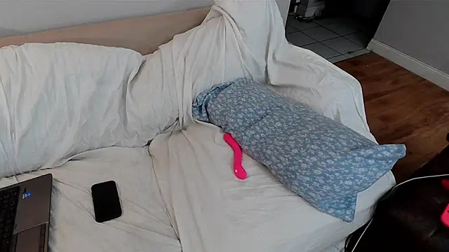 Snapshot of EmoDream1998 chatting on 01-24-25, 09:26 EmoDream1998 online show from 01-24-25, 09:26