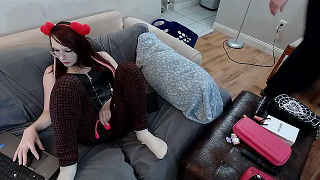 Snapshot of EmoDream1998 chatting on 02-14-25, 08:48 EmoDream1998 online show from 02-14-25, 08:48