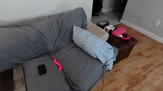 Snapshot of EmoDream1998 chatting on 02-22-25, 01:44 EmoDream1998 online show from 02-22-25, 01:44