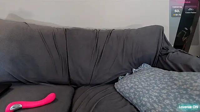 Snapshot of EmoDream1998 chatting on 10-12-25, 11:37 EmoDream1998 online show from 10-12-25, 11:37