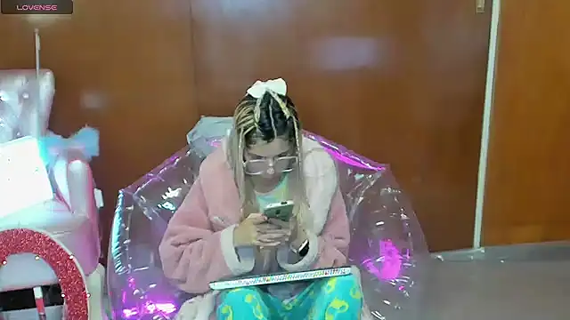 Skinygirl online show from 03-17-26, 12:15