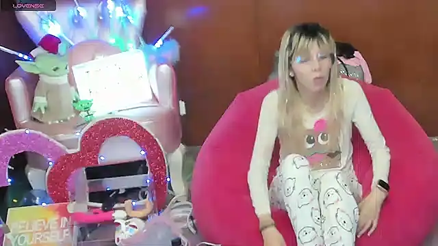 Snapshot of Skinygirl chatting on 04-24-26, 10:23 Skinygirl online show from 04-24-26, 10:23