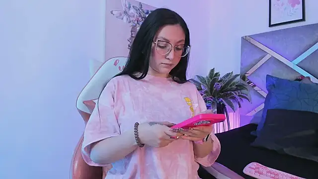 lucy neil online show from 11-04-25, 02:32