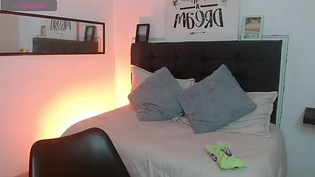 vaness weet online show from 10-10-25, 07:13