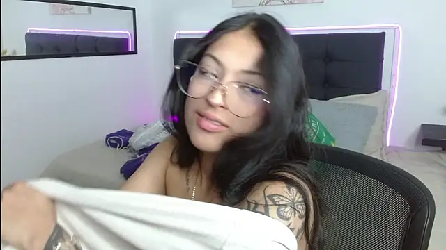 Snapshot of vaness_weet chatting on 04-21-26, 07:50 vaness weet online show from 04-21-26, 07:50