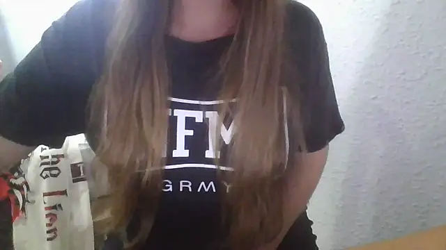 Snapshot of Sexymiss26 chatting on 12-15-24, 04:15 Sexymiss26 online show from 12-15-24, 04:15