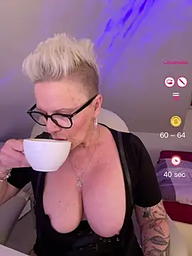 Snapshot of German_Milf chatting on 06-10-26, 12:15 German Milf online show from 06-10-26, 12:15