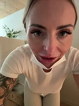 Snapshot of EmaSalis chatting on 12-19-25, 01:29 EmaSalis online show from 12-19-25, 01:29