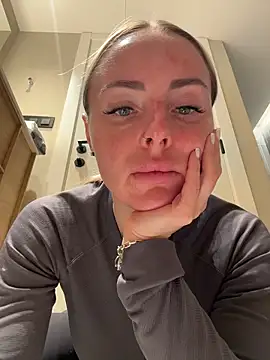 Snapshot of EmaSalis chatting on 03-01-26, 04:42 EmaSalis online show from 03-01-26, 04:42