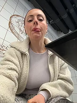 Snapshot of EmaSalis chatting on 03-04-26, 08:31 EmaSalis online show from 03-04-26, 08:31