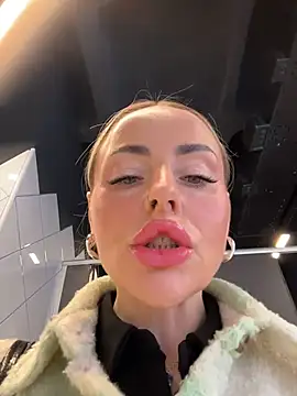 Snapshot of EmaSalis chatting on 03-25-26, 08:09 EmaSalis online show from 03-25-26, 08:09