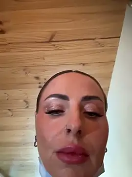 Snapshot of EmaSalis chatting on 03-26-26, 10:32 EmaSalis online show from 03-26-26, 10:32