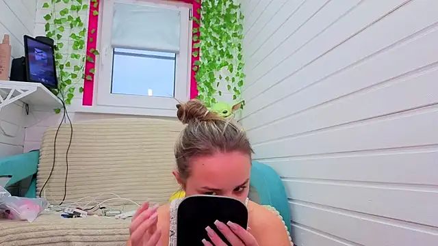 Misss Vikk online show from 11-20-25, 06:35