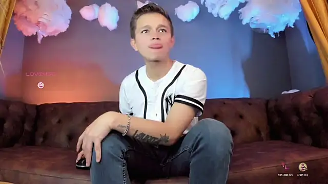 Snapshot of Tim_wolf chatting on 10-27-25, 01:26 Tim wolf online show from 10-27-25, 01:26