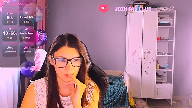 Snapshot of MollyLollipop chatting on 10-29-25, 06:37 MollyLollipop online show from 10-29-25, 06:37