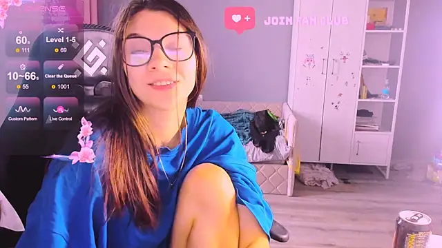 Snapshot of MollyLollipop chatting on 10-30-25, 07:10 MollyLollipop online show from 10-30-25, 07:10