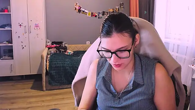 Snapshot of MollyLollipop chatting on 12-15-25, 05:55 MollyLollipop online show from 12-15-25, 05:55