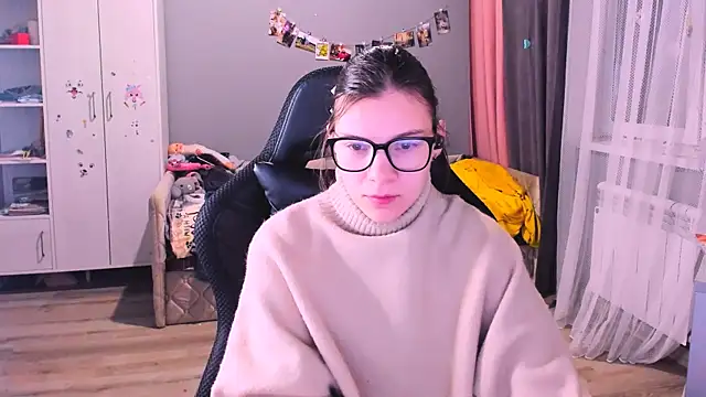 Snapshot of MollyLollipop chatting on 12-16-25, 01:43 MollyLollipop online show from 12-16-25, 01:43