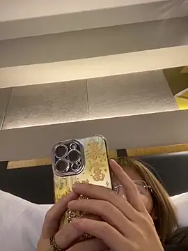 Snapshot of S00 chatting on 01-08-25, 03:51 S00 online show from 01-08-25, 03:51