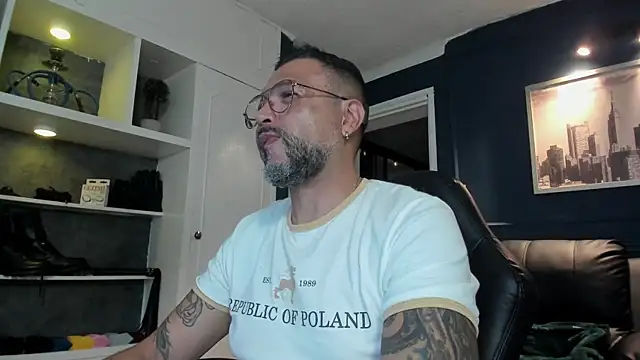 Snapshot of MrFrank_tattoo chatting on 06-16-26, 12:57 MrFrank tattoo online show from 06-16-26, 12:57