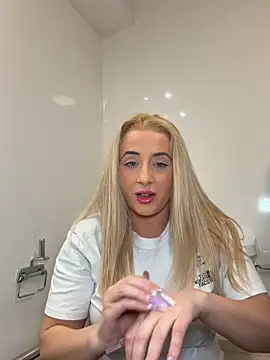 Snapshot of Strongqueen chatting on 04-18-26, 06:01 Strongqueen online show from 04-18-26, 06:01