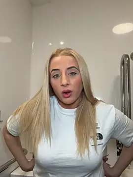 Snapshot of Strongqueen chatting on 04-18-26, 07:18 Strongqueen online show from 04-18-26, 07:18