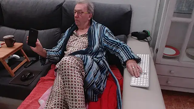 Snapshot of Nudelschwanz chatting on 02-10-25, 04:52 Nudelschwanz online show from 02-10-25, 04:52