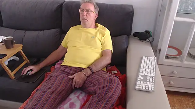 Snapshot of Nudelschwanz chatting on 02-11-25, 02:02 Nudelschwanz online show from 02-11-25, 02:02