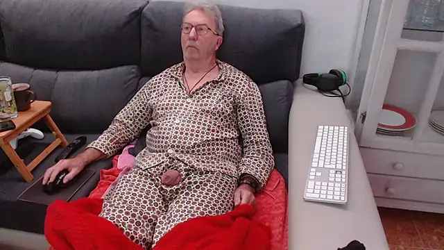 Snapshot of Nudelschwanz chatting on 02-12-25, 06:51 Nudelschwanz online show from 02-12-25, 06:51