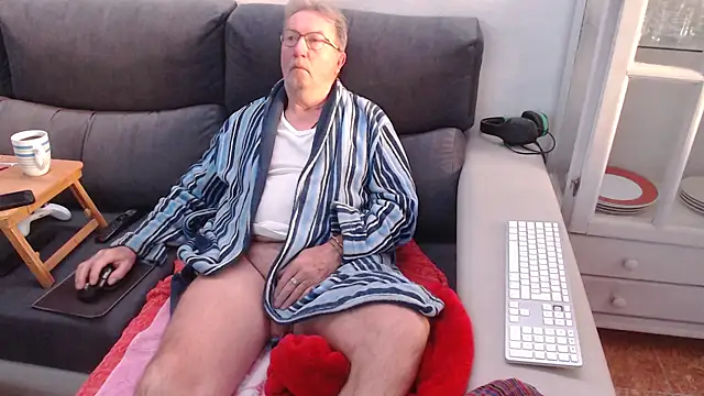 Snapshot of Nudelschwanz chatting on 02-13-25, 07:24 Nudelschwanz online show from 02-13-25, 07:24