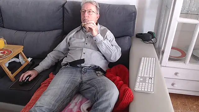 Snapshot of Nudelschwanz chatting on 02-13-25, 11:39 Nudelschwanz online show from 02-13-25, 11:39