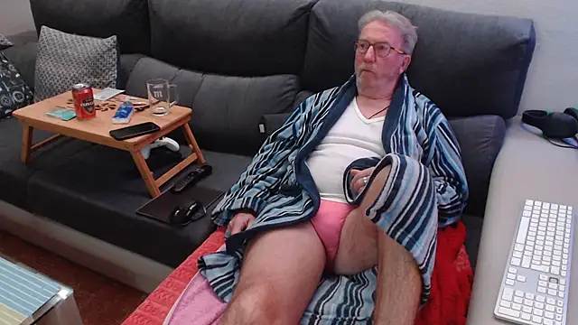 Snapshot of Nudelschwanz chatting on 02-14-25, 08:26 Nudelschwanz online show from 02-14-25, 08:26