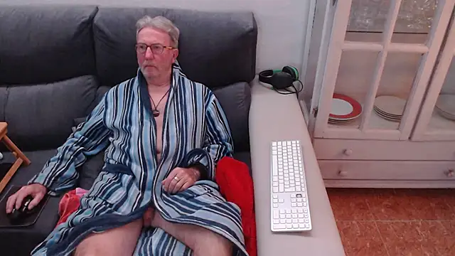 Snapshot of Nudelschwanz chatting on 02-15-25, 11:25 Nudelschwanz online show from 02-15-25, 11:25