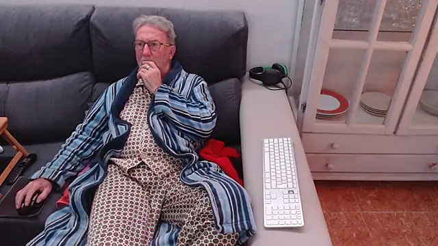 Snapshot of Nudelschwanz chatting on 02-16-25, 08:55 Nudelschwanz online show from 02-16-25, 08:55