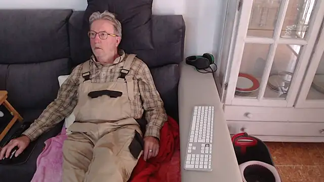 Snapshot of Nudelschwanz chatting on 02-21-25, 04:59 Nudelschwanz online show from 02-21-25, 04:59